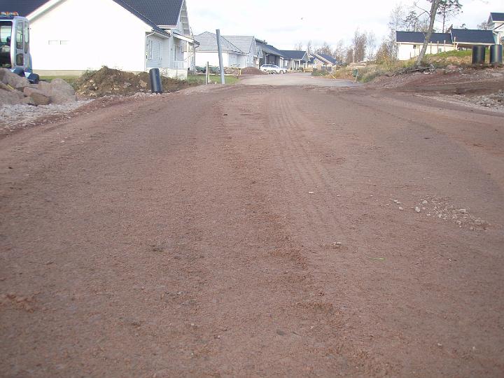 vagen borjar bli klar for asfalt.JPG - vägbanan börjar bli klar för asfaltering vid korsningen till björnstigen